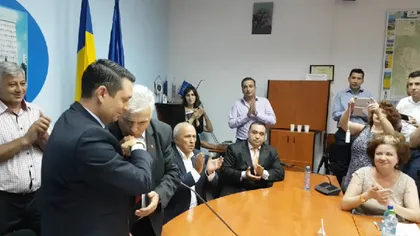 Jenant! Un consilier judeţean i-a pupat mâna noului preşedinte al CJ Prahova VIDEO