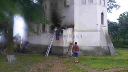 Incendiu de amploare la o biserică din judeţul Botoşani. Pompierii au intervenit de urgenţă
