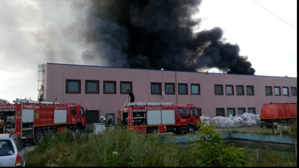 Fabrica din Jilava arde mocnit în continuare. Un NOR de FUM GROS a cuprins localitatea şi sudul Capitalei UPDATE