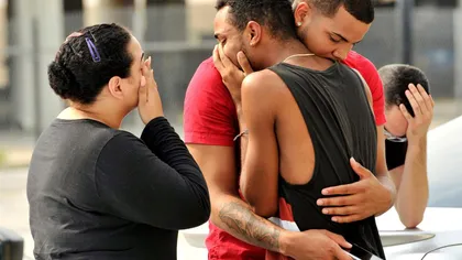 Celebrităţile au adus omagii victimelor atentatului din Orlando. Adele a plâns pe scenă