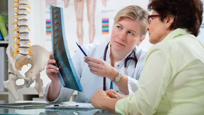 Ce trebuie să ştim despre osteoporoză sau boala oaselor fragile. Află şi cum se poate trata