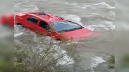 Două persoane au ajuns cu maşina în râu, din cauza viiturii VIDEO