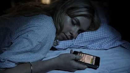 Obişnuieşti să stai cu ochii în ecranul telefonului până adormi? Vezi ce se poate întâmpla cu vederea ta
