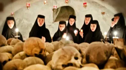 Ritualuri bizare la Pasărea, mănăstirea vedetelor. Bianca Drăguşanu. 