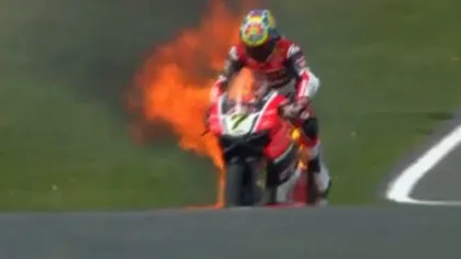 Incident spectaculos. O motocicletă a luat foc pe circuit VIDEO