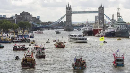 Susţinătorii ieşirii Marii Britanii din UE au trimis o flotilă cu mesaje pro Brexit pe Tamisa