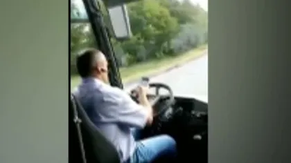 Zeci de călători, în pericol de moarte. Un şofer, filmat în timp ce se juca pe telefon la volan VIDEO