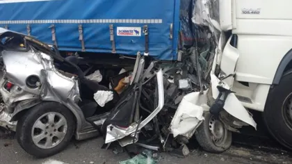 Accident TERIBIL pe DN 13, în Braşov. Două autoturisme, făcute praf de două tiruri. O femeie a murit pe loc