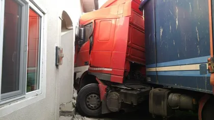 Accident spectaculos în Bistriţa Năsăud! Un TIR a intrat într-o casă după ce a lovit un microbuz VIDEO