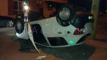 Accident spectaculos în Constanţa. O maşină s-a răsturnat în faţa unui hotel VIDEO