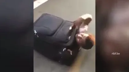 Imagini incredibile la graniţă. Un refugiat african a fost găsit ascuns într-o valiză VIDEO