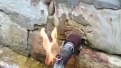 FENOMEN STRANIU la Slănic Moldova: Izvorul cu apă care ia foc VIDEO