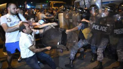Armenia fierbe: Zeci de arestări după ciocniri între poliţie şi manifestanţi. Luarea de ostatici continuă