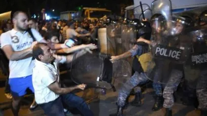 Zeci de răniţi şi numeroase arestări în urma confruntărilor între poliţie şi manifestanţi ai opoziţiei în Armenia