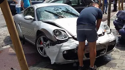 Un şofer din Cluj a făcut prăpăd în centrul oraşului. Din cauza vitezei a lovit mai multe maşini parcate
