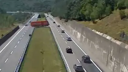 TIR înmatriculat în România întors pe o autostradă intens circulată din Italia. Şoferul a rămas fără permis VIDEO
