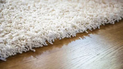 Cum să împrospătezi mirosul covorului fără să-l speli