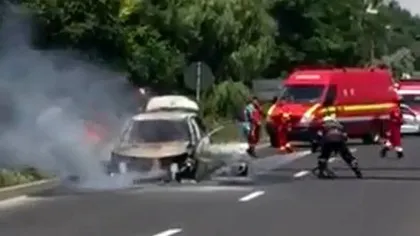 O maşină a luat foc în mers în judeţul Constanţa. Şoferul şi pasagerii s-au salvat în ultimul moment VIDEO