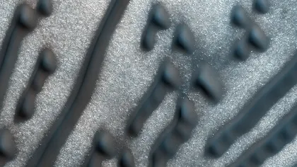 IMAGINEA SĂPTĂMÂNII: Dune de nisip formând parcă un mesaj în Morse pe Marte