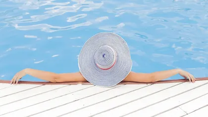 Cum îţi protejezi pielea la piscină