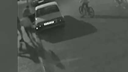 Şase adolescenţi au fost surprinşi în timp ce furau o maşină. Camerele de supraveghere din zonă au filmat totul VIDEO