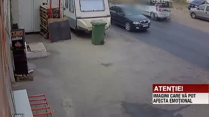Accident grav în Galaţi. Un bărbat a fost spulberat de o maşină în timp ce aduna râme VIDEO