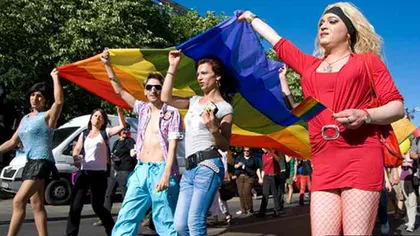 Membrii comunităţii de lesbiene, gay, bisexuali şi transexuali au ieşit în stradă, ca reacţie la decizia CCR