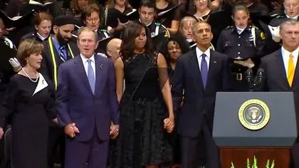 Imaginile care fac înconjurul lumii. Bush, surprins dansând la ceremonia poliţiştilor morţi VIDEO