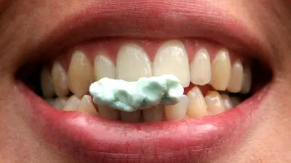 Ce se întâmplă cu adevarat în corpul tău după ce înghiţi guma de mestecat