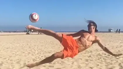 Zlatan Ibrahimovic, spectacol pe plajă, în California. Cum să reuşeşti execuţia perfectă VIDEO