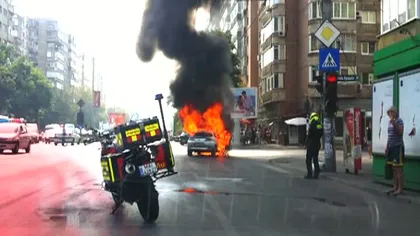 IMAGINI INCREDIBILE. O maşină, cuprinsă de flăcări pe un bulevard din Capitală VIDEO