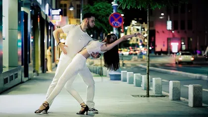 VIRALUL VERII. Dans senzual pe Calea Victoriei din Bucureşti, sub ochii trecătorilor VIDEO