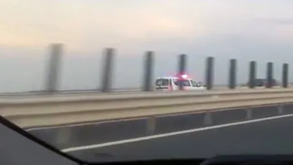 O maşină a poliţiei a fost surprinsă în timp ce circula pe contrasens pe autostradă VIDEO