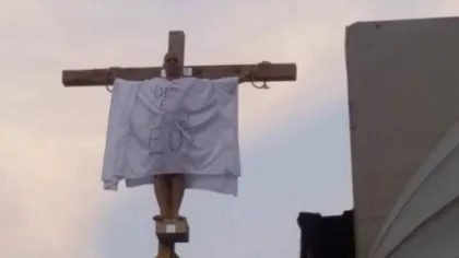Protest extrem la Eforie Nord. Patronul unui restaurant s-a răstignit pe o cruce montată pe acoperişul localului VIDEO