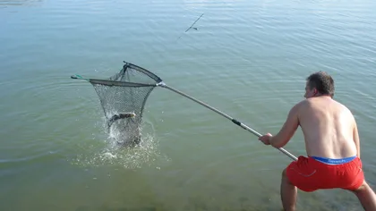 SCENE ŞOCANTE pe malul unei bălţi. Un peşte l-a umplut de sânge pe un pescar VIDEO