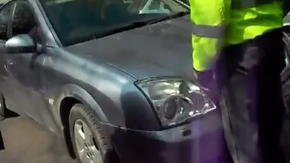 Poliţist luat pe capotă de un şofer nervos