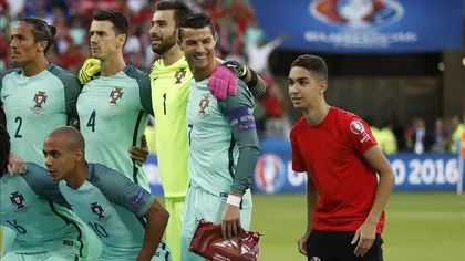 PORTUGALIA-ŢARA GALILOR. Un fan a intrat pe teren şi şi-a făcut selfie cu Ronaldo FOTO