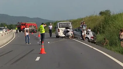 Accidente în lanţ pe Autostrada Soarelui, se circulă în coloană. Şoferii încetinesc pentru a fotografia maşinile avariate