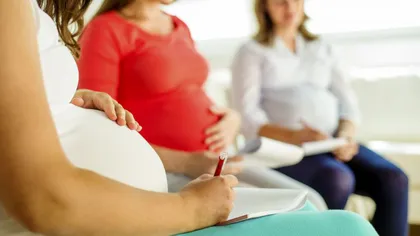 Două surori gemene şi-au îngheţat ovarele pentru a putea rămâne însărcinate