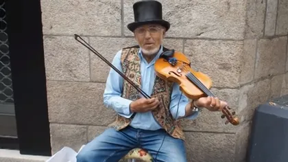 Un pensionar român i-a cucerit pe francezi cu vioara