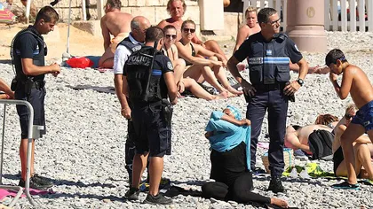 Poliţiştii le obligă pe femeile musulmane să se dezbrace de costumul de baie burkini pe plajele din Nisa FOTO