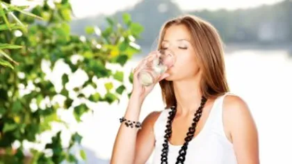 Tu ştii câtă apă trebuie să bei? 6 mituri false despre hidratare