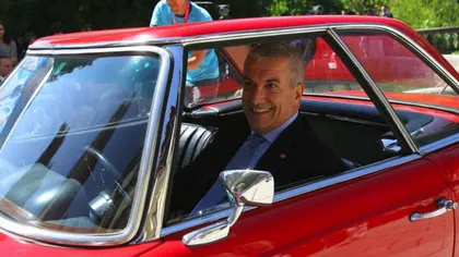 Călin Popescu Tăriceanu, filmat intrând pe uşa din spate ca să-şi schimbe permisul auto. 1.000 de oameni aşteptau la coadă
