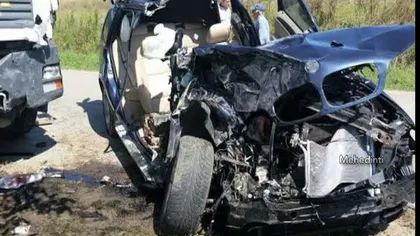 Accidente grave pe şoselele României din cauza neatenţiei. Bolid izbit de camion şi tir încărcat cu bere răsturnat