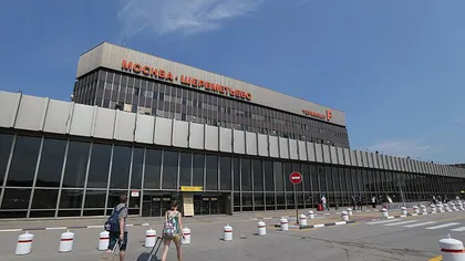 Celebrele arme Kalaşnikov - suveniruri pe aeroportul principal din Moscova. Oferta este foarte variată