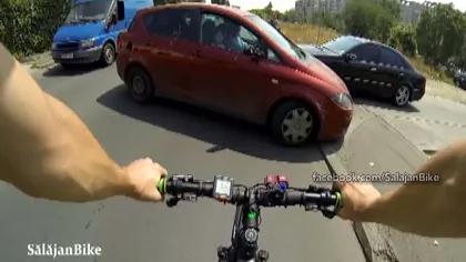 Scandal în traficul din Capitală! Un biciclist a fost lovit intenţionat de o şoferiţă VIDEO