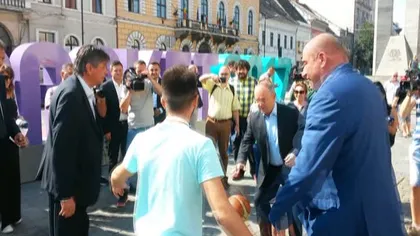 Emil Boc s-a aflat din nou în centrul atenţiei la un eveniment din Cluj. A jucat bascket în costum VIDEO