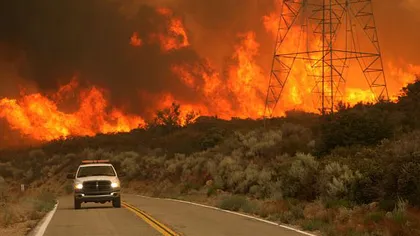 Incendiu DEVASTATOR în sudul Californiei. Cel puţin 82.000 de persoane au fost evacuate
