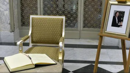 Emoţionant! Doi pensionari au deschis Cartea de condoleanţe de la Palatul Regal dedicată Reginei Ana