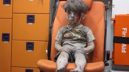 Imaginile băiatului de 5 ani scos de sub dărâmături, la Alep. Mărturia fotografului care l-a salvat FOTO şi VIDEO